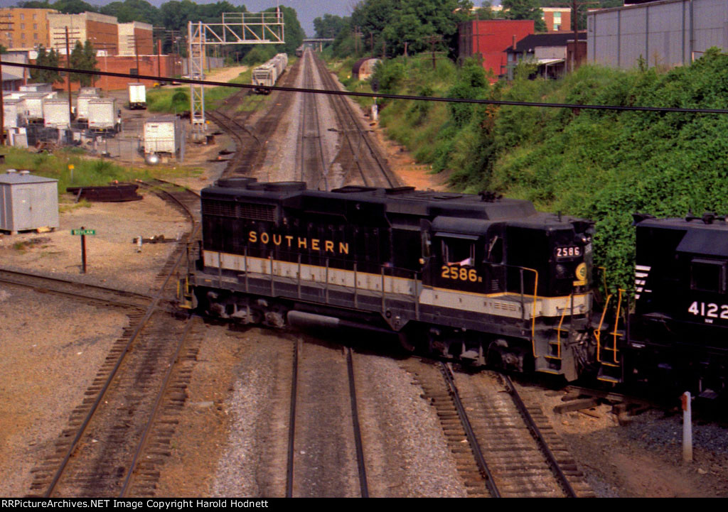 SOU 2586 heads south across Boylan Junction